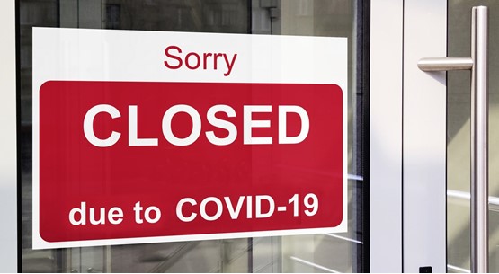 Takie są właśnie skutki lockdownu. Właściciel pałacu popełnił samobójstwo! 3 closed sign with covid coronavirus w555 h555