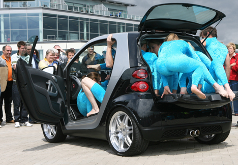 13 people crammed into a Smart Fortwo